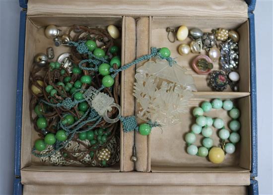 A small quantity of costume jewellery.